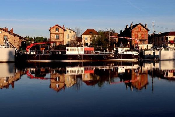 Explorer la Méditerranée sur une péniche : Un mode de vie unique pour les vacances