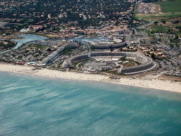 Où trouver les locations les plus exceptionnelles au village naturiste du Cap d'Adge ?