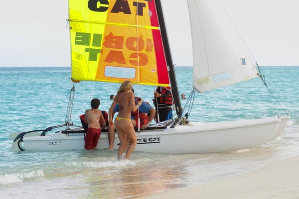 Comment trouver le bon loueur de catamaran à Hyères: nos astuces!