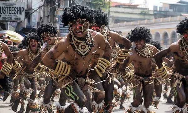 Loisirs de vacances en Méditerranée : Festivals culturels et ambiance festive