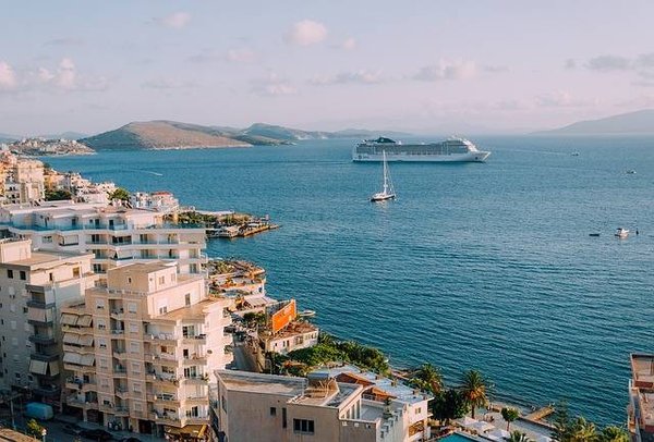 Loisirs de vacances en Méditerranée : Croisière en bateau pour explorer la côte