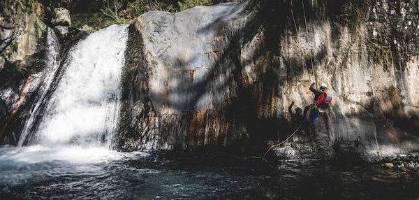 Loisirs de vacances en Méditerranée : Canyoning pour les amateurs de sensations fortes