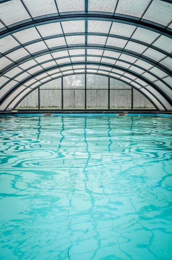 Location de vacances avec piscine couverte en Méditerranée : Détente sous toutes les saisons