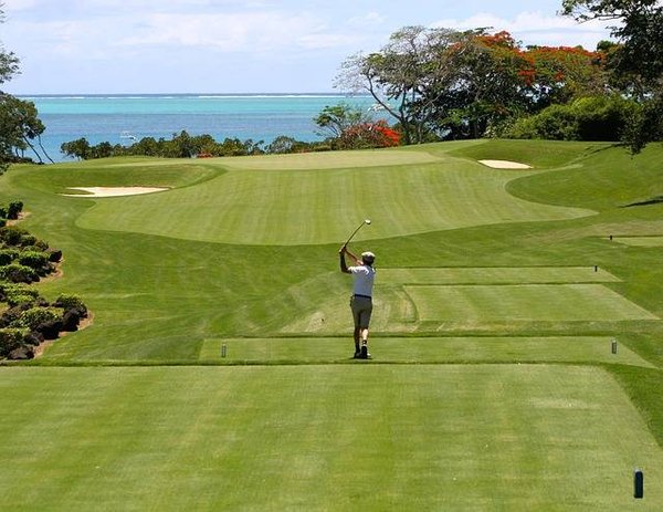 Loisirs de vacances en Méditerranée : Golf et détente sur les parcours ensoleillés