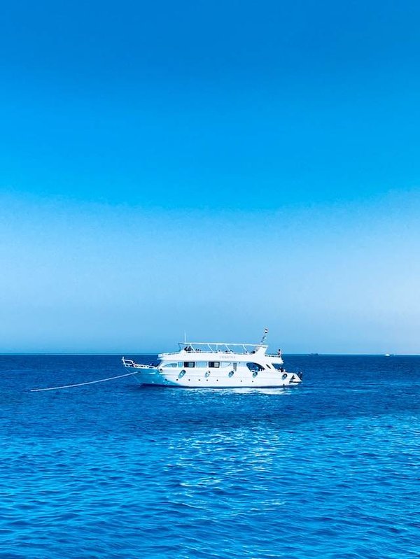 Comment organiser une balade en bateau en Méditerranée lors d'un séjour en camping ?