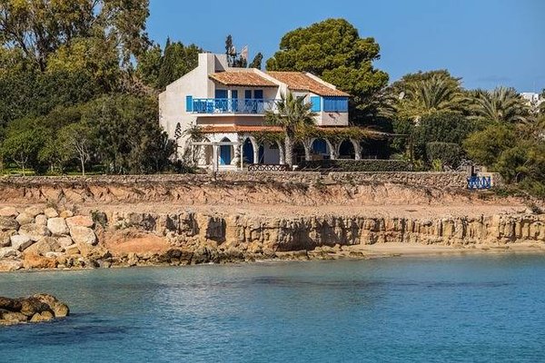 Quels sont les critères à prendre en compte pour une location de vacances en Méditerranée dans une villa bord de mer en Corse ?